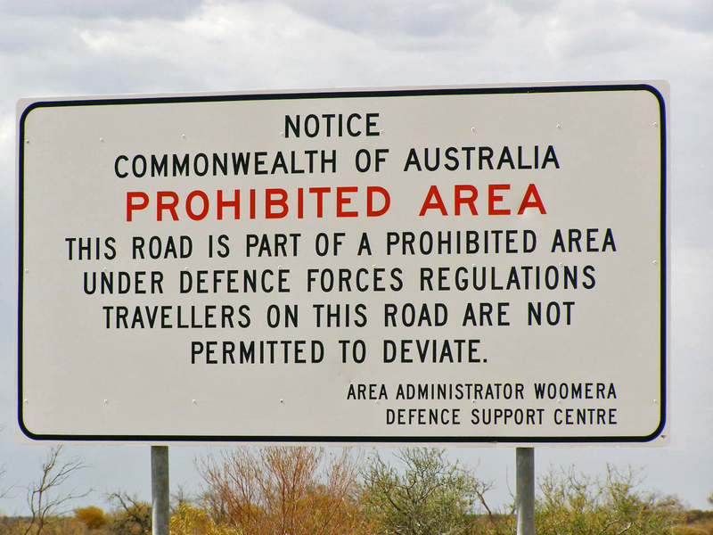Imagen: Entrada a Woomera Test Range. Wikimedia Commons